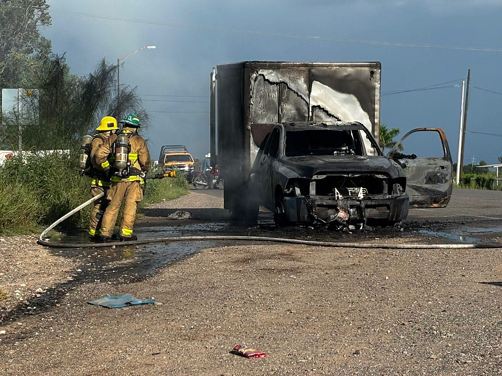 Falla mecánica devora en llamas una camioneta repartidora sobre la carretera México 15