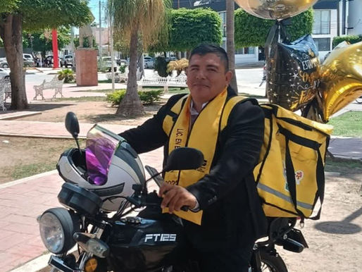 De "Mandadero" a Licenciado en Educación: El repartidor en moto que se graduó de maestro