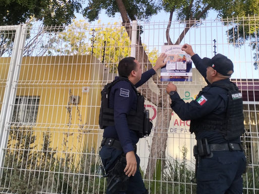 La Policía Municipal de Ahome coloca folletos con números de emergencia en escuelas y comercios