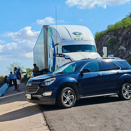 Carambola en el cerro de Barobampo: camioneta queda atrapada frente a tráiler en la México 15