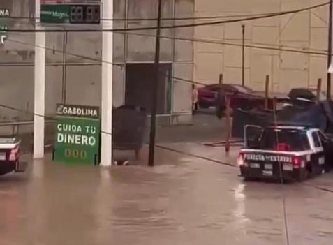 Video: Oficial de la Policía Estatal sufre descarga eléctrica durante rescate en lluvias en Caborca