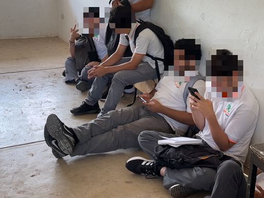 CECyTE Alhuey en el olvido: Alumnos completan tres semanas tomando clases en el suelo por falta de bancas