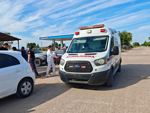 Choque entre auto y motocicleta deja a un joven lesionado en El Carrizo