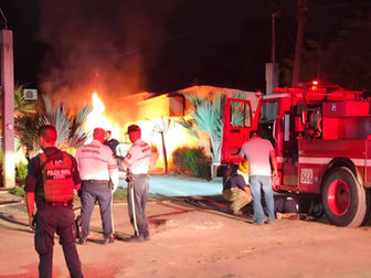 Camión de bomberos se apaga y vecinos combaten incendio a cubetazos en el Ejido Chávez Talamantes