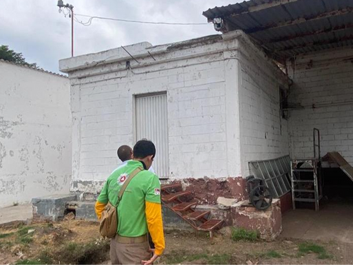 Protección Civil y Bomberos retiran enjambre de abejas del Rastro Municipal en Los Mochis