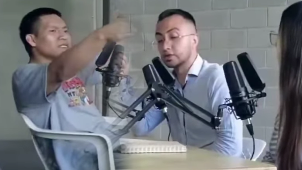 Video: Entrevista con asesino serial se sale de control; sufre colapso en vivo