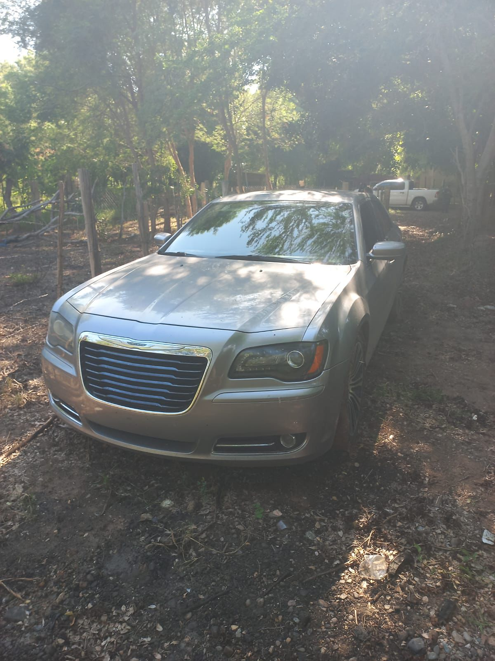 Hallan auto abandonado y baleado al interior del panteón en Guasave