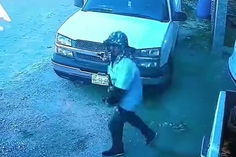 Captan en video a sujeto robando equipo de trabajo en cochera