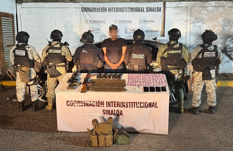 Detienen a Civil Armado con Fusiles, Fentanilo y Metanfetamina en la Colonia Libertad de Culiacán