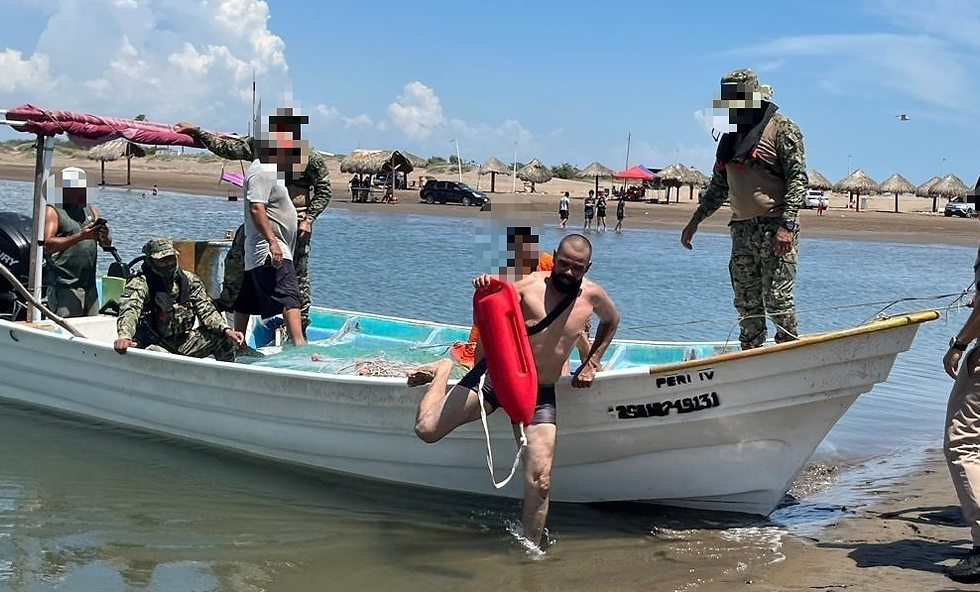 Hora y media cargando un cuerpo inerte: Rescatista libra batalla mortal en mar abierto de Guasave