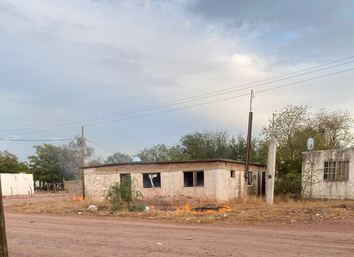 Alarma en el Ejido Chihuahuita: Caída de cable de alta tensión provoca incendio y pone en riesgo a la comunidad