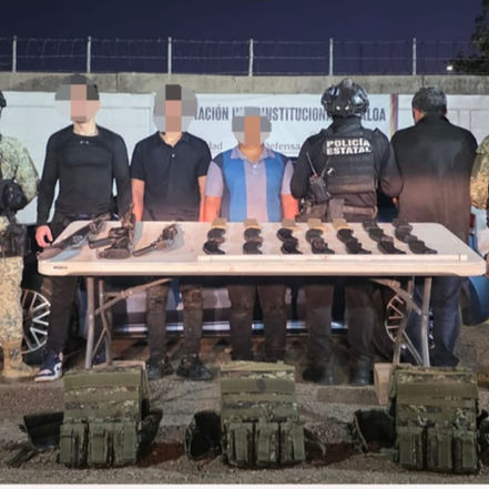 El Grupo Interinstitucional logró rescatar a una persona privada de la libertad en Culiacán, Sinaloa. Tres civiles fueron detenidos tras una persecución en las azoteas; se les decomisaron fusiles AK-47, AR-15, chalecos y ponchallantas.