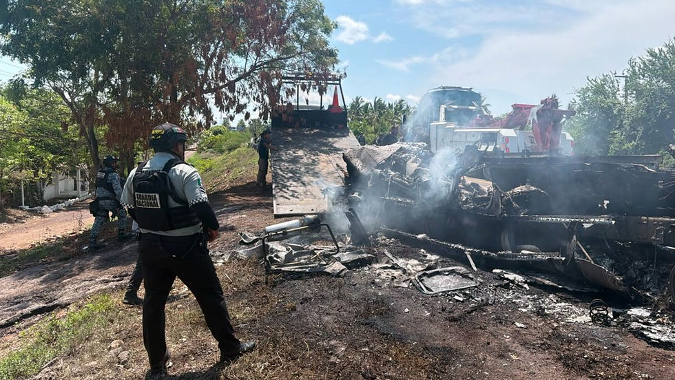 Liberan la autopista Mazatlán–Tepic tras bloqueos; retiran vehículo incendiado en la libre