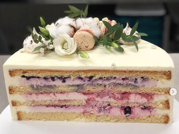 wedding cake trends 2021 delicious cake filling blueberries