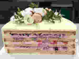 wedding cake trends 2021 delicious cake filling blueberries