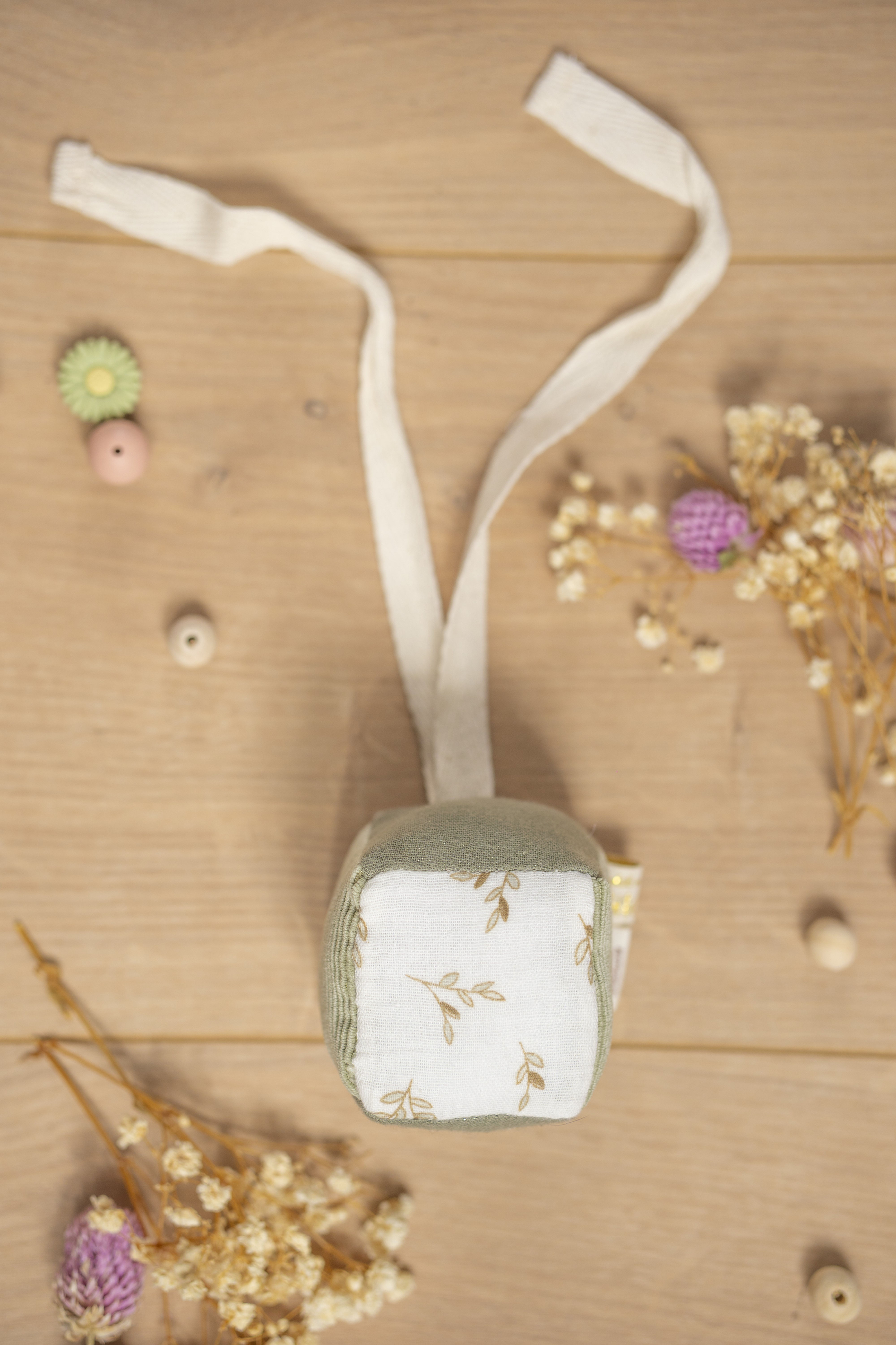 Le cube - leaves/kaki