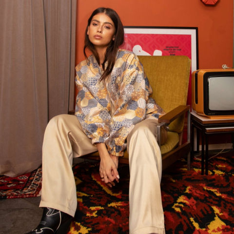 Outfit in Jacke Blouson und Hose von dem niederländischen Brand Studio Amaya vertriebsagentur carmen fischer agents