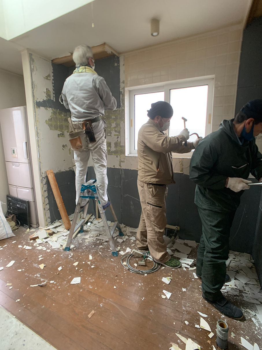 タイル解体中