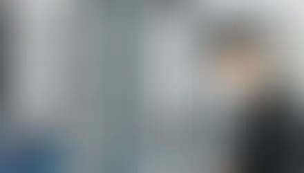 Homem de terno usa laptop em sala de servidores, com racks ao fundo; faixa azul com texto ICMP Consultoria em TI.