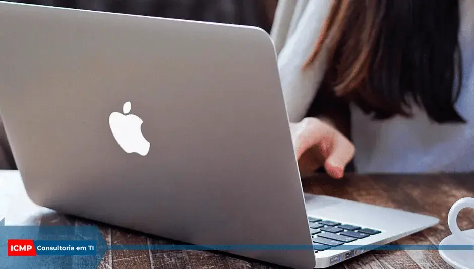 Usuária trabalhando em um macbook
