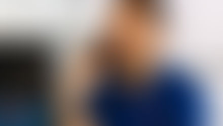 Homem de camisa azul fala ao celular diante do computador, em escritório claro, com ar preocupado; logo ICMP Consultoria em TI.