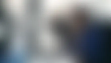 Analista de suporte em atendimento remoto diante de um computador.
