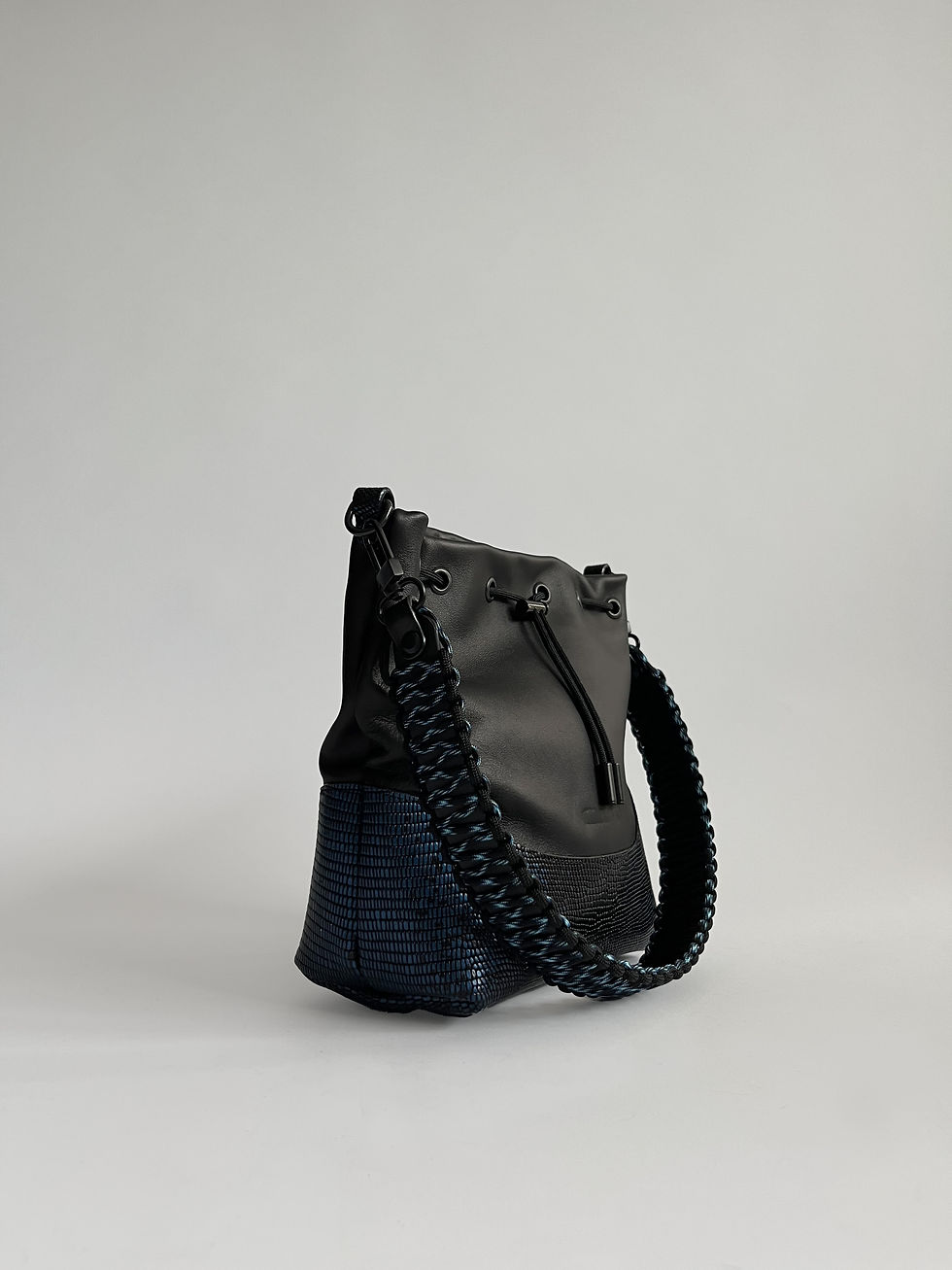 Thumbnail: strap black blue stripe