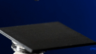 Gotas-de-agua-saltam-de-superficie.gif