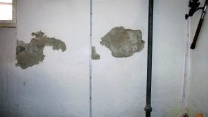 Feuchtemessung an einer Kellerwand