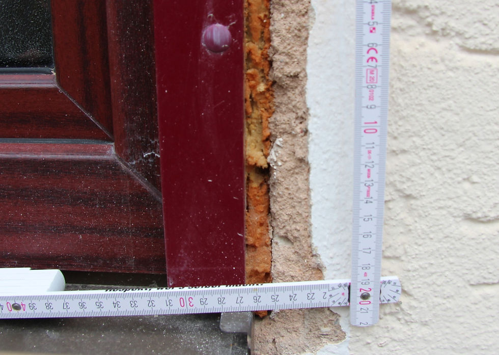 Einbau des Fensters an der Außenkante der Außenwand.