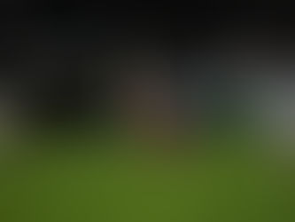 Clima tenso no Germano Krüger: jogador do CRB recebe atendimento após entrada dura, enquanto arbitragem e jogadores cercam o lance que paralisou a partida.