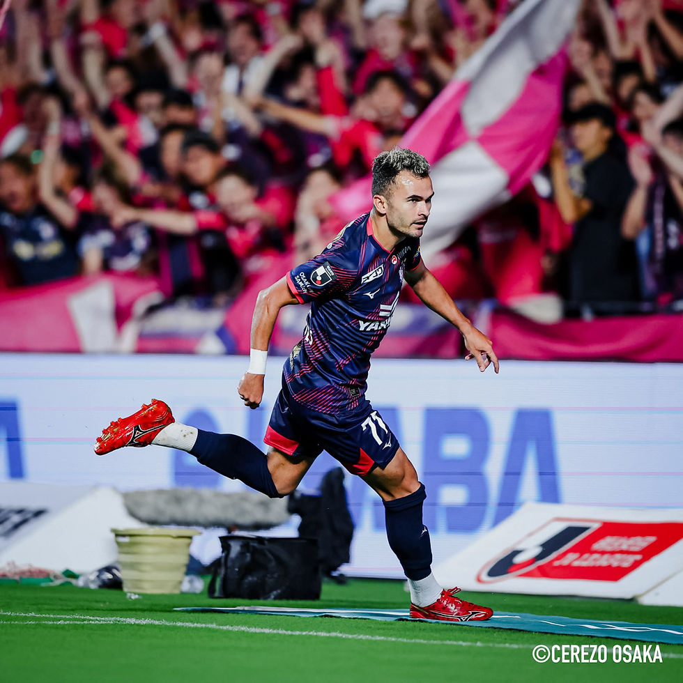 Lucas Fernandes, meia brasileiro do Cerezo Osaka, comemora gol marcado em partida do Campeonato Japonês; jogador soma 5 gols e 15 assistências na temporada, sendo peça-chave do time.