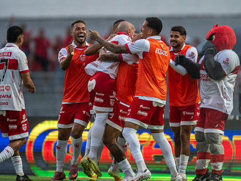 Jogadores do CRB comemoram gol contra o Cuiabá no Estádio Rei Pelé durante vitória por 3 a 0 pela 30ª rodada da Série B, com mascote Galo da Pajuçara