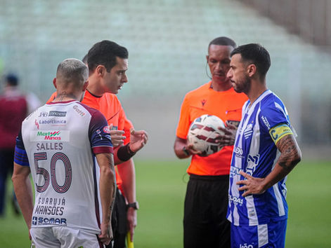 CSA tem primeiro tempo péssimo, perde para o Betim por 1 a 0 e joga a vida no Rei Pelé