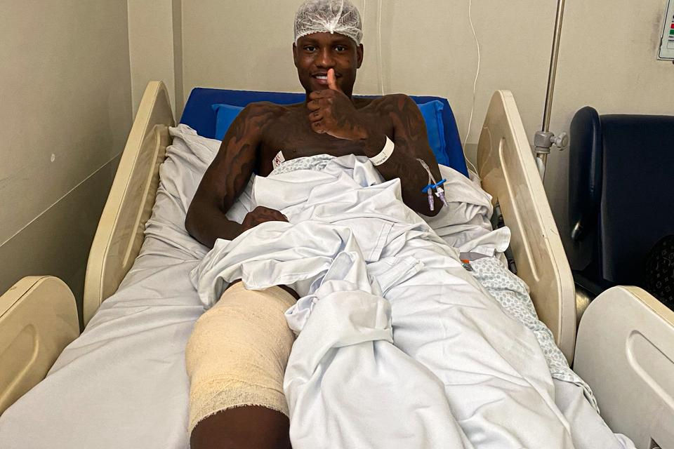 Vitório Santos, o VS, em processo de recuperação após cirurgia no joelho, focado no retorno ao futebol profissional.