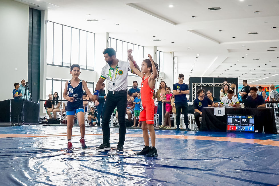 Matheus Leãozinho Souza, atleta alagoano de 11 anos, comemora com o braço erguido o título de campeão brasileiro de Wrestling em Campina Grande.