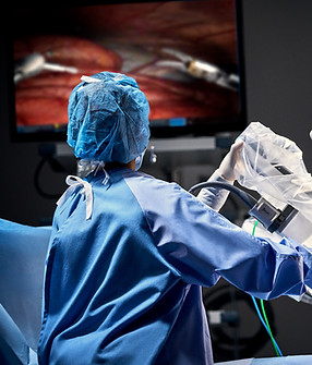 intuitive-da-vinci-xi-with-operating-room-staff-1060865-hi-res.jpg