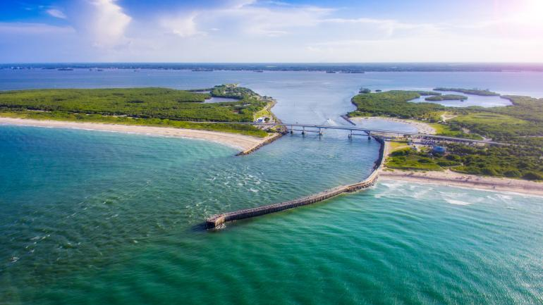 As lindas águas azuis e as praias desertas do Sebastian Inlet State Park