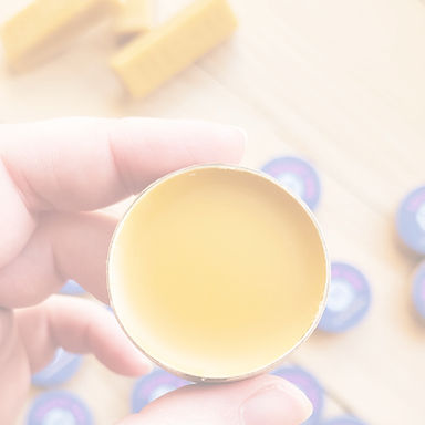 MINISTRY-OF-MENDING-THREAD-WAX-CORNISH-BEESWAX-yarn-conditioner-hand_edited.jpg