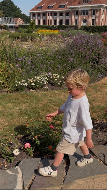bloemenveld tuin kind kamp spelen natuur
