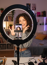 Firefly_Gemini Flash_CREATE A hyperrealistic photo of Una creadora de contenido de tiktok