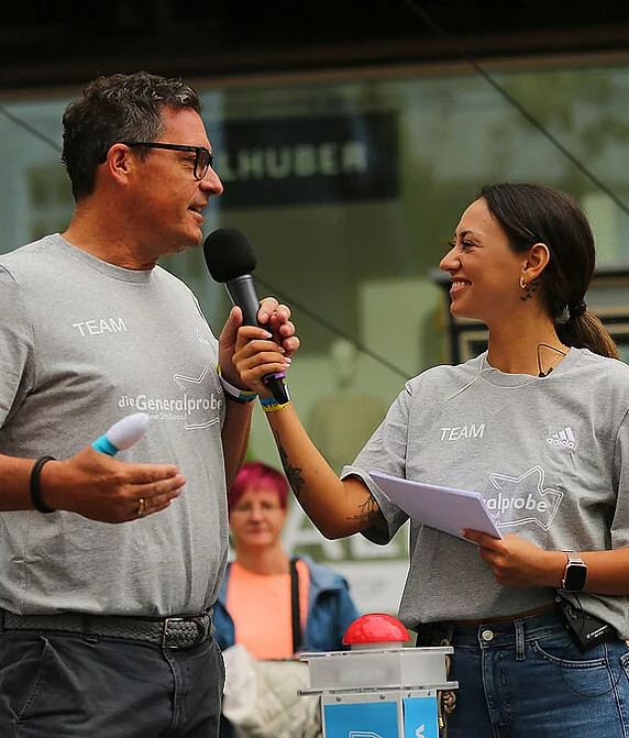 Jürgen Lock and presenter Giulia Potikha at the dress rehearsal for the 49th Berlin Marathon
