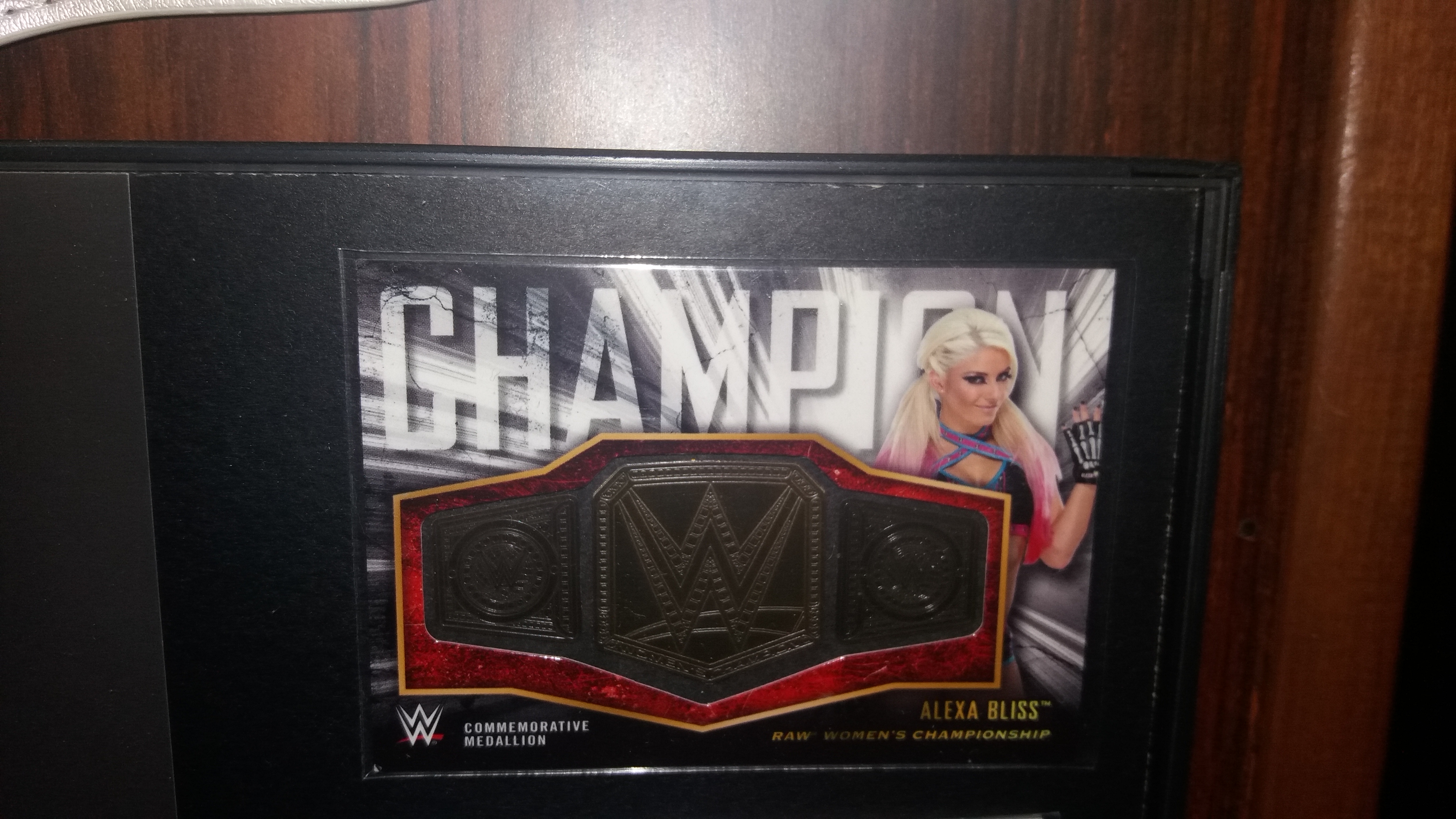 Topps Commemorativ Raw Women's Title