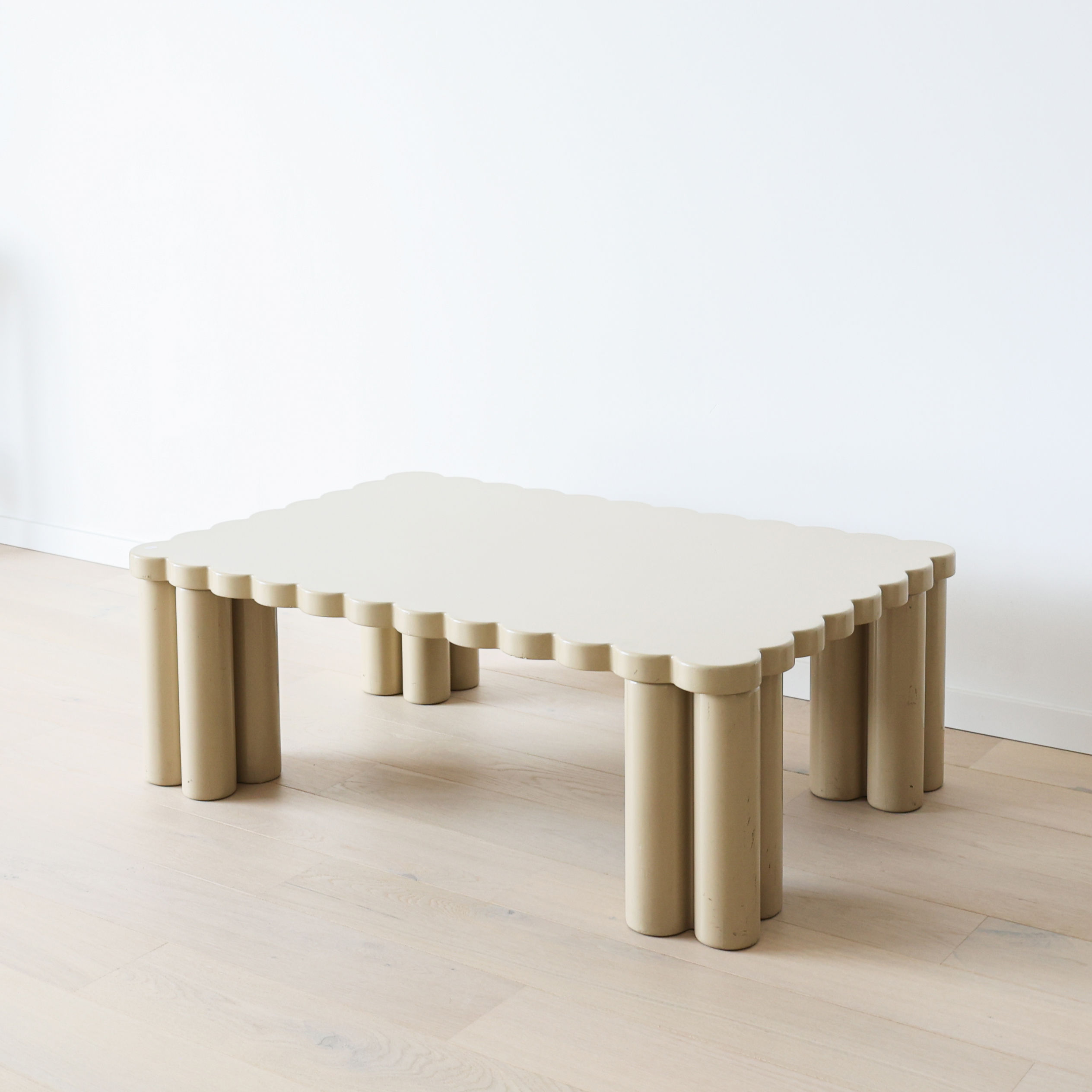 ITALIAN SCALLOPED COFFEE TABLE IN BEIGE LACQUER, 1980S.