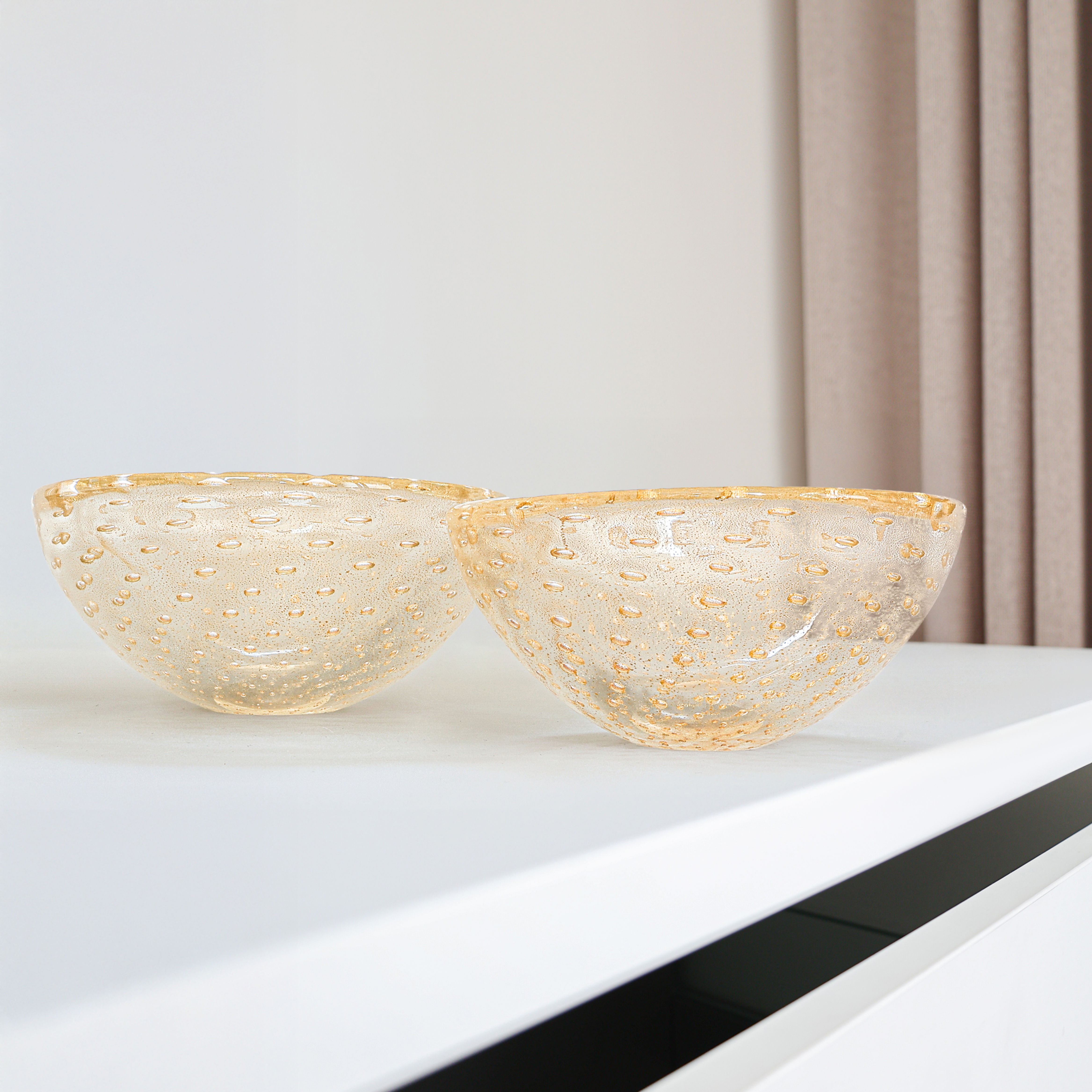 PAIR OF MURANO GLASS BOWLS - PULEGOSO WITH GOLD LEAF, 1970S.