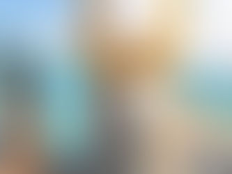 Mano con smartphone che usa l'app IOparteciPA, con sfondo che cambia da città a mare, simboleggiando l'uso in tutti i Comuni italiani.