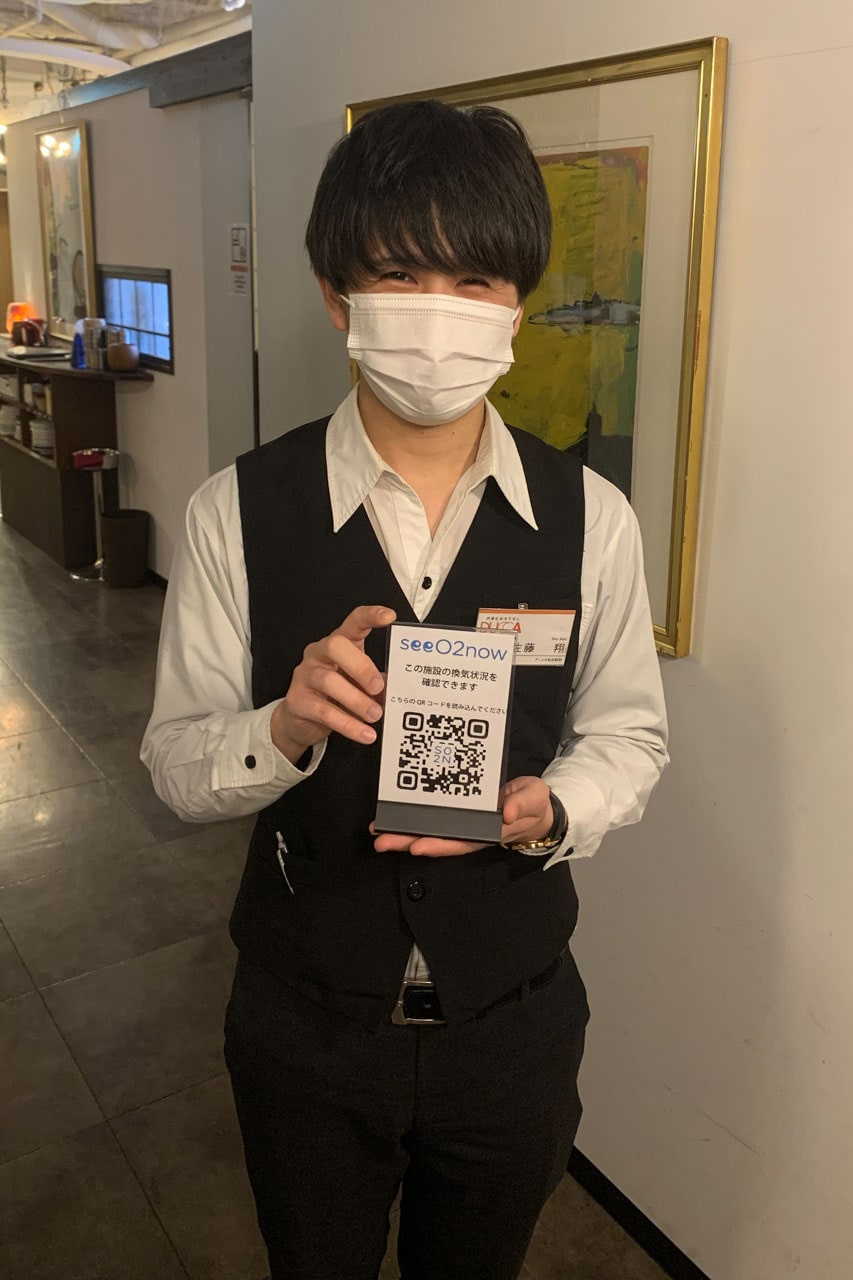 seeO2nowのPOPを持つDUCCA店長・佐藤様