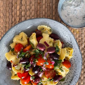 Tortelinni med Tomatsalat og oliven