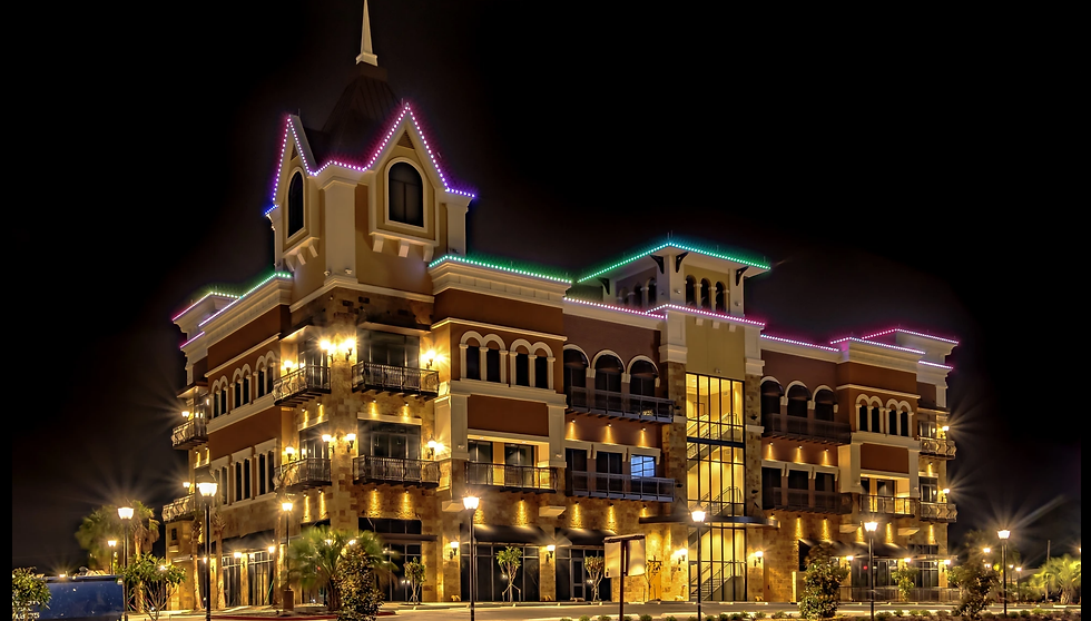 Commercial building with permanent architectural roofline lighting