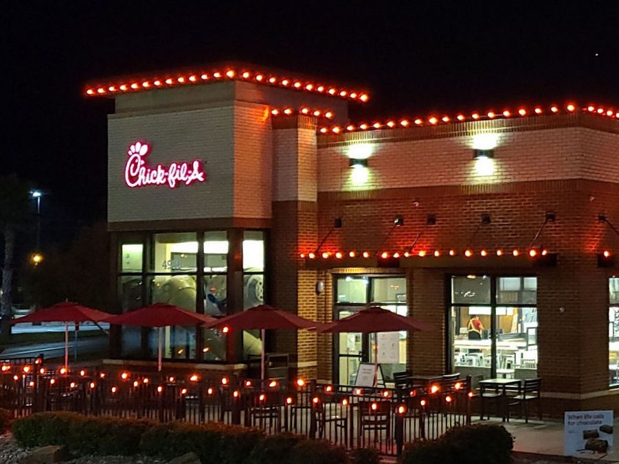 Permanent red and white roofline lighting on a restaurant